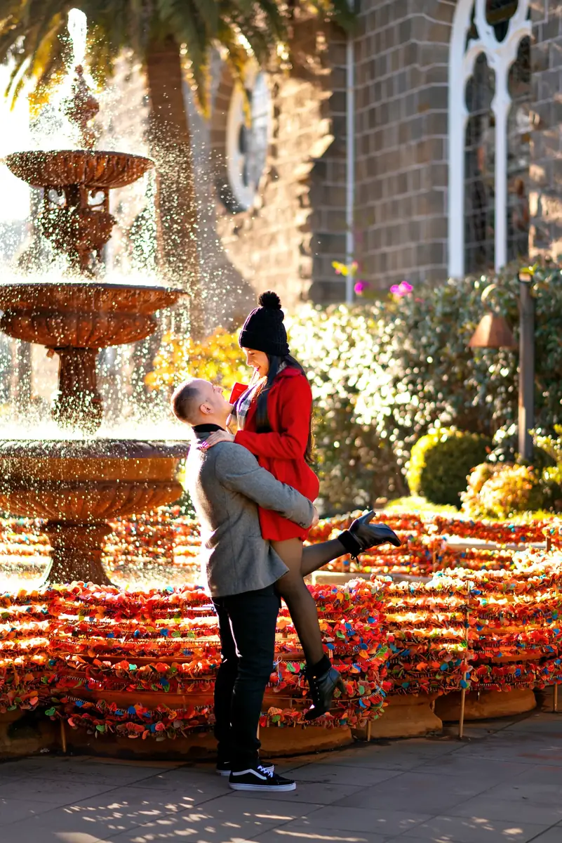 Casal em ensaio ao pôr do sol na fonte Amor Eterno, em Gramado